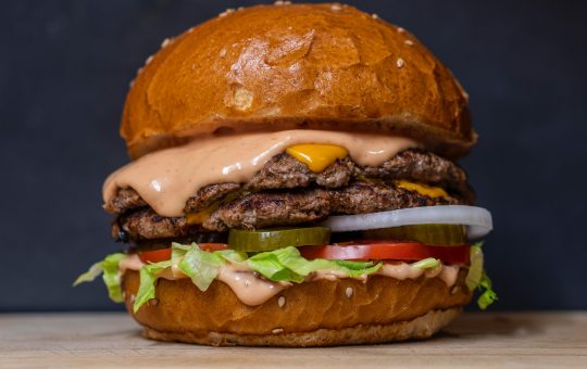 Burgery góra - jak zrobić idealny burger w domu?