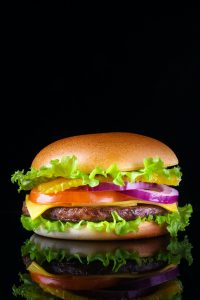 Burgery góra: kulinarne uniesienie dla miłośników fast foodu